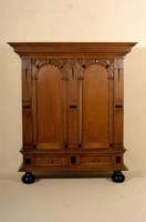 Schrank, Holland, um 1960, wohl Utrechter Bogenschrank, Eiche massiv, balusterfÖrmige KugelfÜße, sehr schÖne Fußleiste 5-fach getreppt, 2 ...