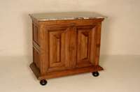 Kleiner Kissenschrank, Holland, um 1870, Korpus Weichholz, Eiche massiv, Eichefurnier, z.T. auf Rahmen gearbeitet, Kopf getreppt, Fuß passig, mit ...