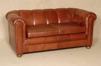 Ledersofa, England, im Stil von 1920, wohl Chesterfield, 4 KugelfÜße, brauner Lederbezug, geheftet, Gebrauchsspuren, wohnfertig, ca. 68x155x80 ...