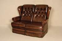 Sofa, wohl England, hochlehnig, lose Kissen, RÜcken genoppt und geheftet, rotbraunes Leder von guter QualitÄt, Gebrauchsspuren, ca. 104x138x90 ...