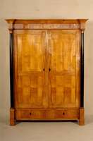 Schrank, deutsch, um 1820, Korpus Weichholz, neu furniert mit Kirschbaum, eckige FÜße, unten 2 Schubladen, 2 TÜren, links und rechts gedrechselte ...