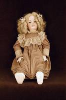 Große Porzellankopfpuppe, Simon & Halbig Nr. 1078, braune Glasaugen, offener Mund mit 4 ZÄhnen oben, durchstochene OhrlÄppchen, blondgelockte ...