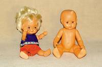 Gummipuppe, Hummel, Goebel, 1965-72, braune Glasaugen, offener Mund, zwei ZÄhne oben, bewegliche Glieder, l. Alters- spuren, H. ca. 26.5 cm