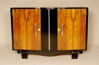 ArtDeco-Sideboard, Frankreich, um 1920, kaukasischer Nußbaum in schÖnem Bild furniert, zum Teil schwarz abgesetzt, elegant geschwungener Korpus, ...