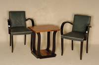 Salongruppe ArtDeco, Frankreich, um 1920, Ensemble von zwei ArmlehnstÜhlen und einem Clubtisch, ebonisiertes Hartholz sowie kaukasischer Nußbaum ...