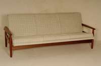 Design-Couch, Skandinavien, um 1960, in massivem Teakholz gearbeitet, mit zeittypischem Bezug, hochwertig in Material und Verarbeitung, ...