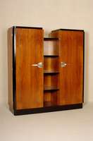 ArtDeco-Schrank, Frankreich, um 1920, kaukasischer Nußbaum gespiegelt furniert, ausgesuchtes Wurzelfurnier, Sockel und Kanten ebonisiert, ...