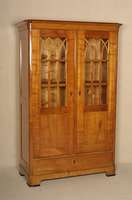 WÄscheschrank, nach dem Wiener Vorbild von 1830/35, unter Verwendung Älterer Teile und Front neu gestaltet, Korpus Weichholz, Kirschbaum massiv, ...