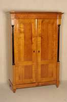 WÄscheschrank, im Biedermeierstil, nach dem Vorbild von 1825/30, Korpus Weichholz, Kirschbaum massiv, zum grÖßen Teil auf Rahmen gearbeitet, ...