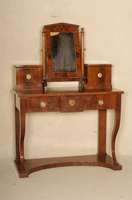 Frisier- bzw. Konsolentisch, norddeutsch, um 1830/40 bwz. 1870/80, Korpus Weichholz, Mahagoni- bzw. Pyramidenmahagonifurnier z.T. gespiegelt ...