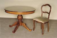 Tisch mit 4 StÜhlen, Italien, nach dem Vorbild von 1830/35, Korpus Weichholz, Nußbaum massiv, Nußbaumfurnier, Tisch mit Balusterfuß, 4-fach ...