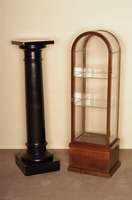 Vitrine, deutsch, um 1930, Mahagoni massiv, Mahagonifurnier, z.T. auf Rahmen gearbeitet, allseitig verglast, mit MessingstÄben, facettierte ...