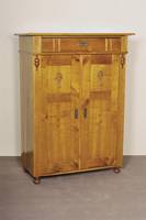 Vertiko, sÜddeutsch, um 1902/06, Korpus Weichholz und Kirschbaum massiv, Kirschbaumfurnier, Front auf Rahmen gearbeitet, aufgesetzte ...