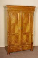Kleiderschrank, deutsch, um 1880/90, Korus Weichholz, Kirschbaumfurnier z.T. gespiegelt verlegt, Front auf Rahmen gearbeitet, 3/4-SÄulen frei ...
