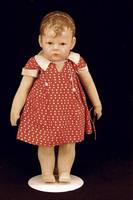 KÄthe-Kruse-Puppe, um 1910/20, gestopfter StoffkÖrper, abgenÄhte Daumen, ein Daumen fehlt, vermutl. herstellungsbedingt, breite HÜften, ...