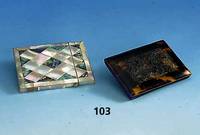 Konvolut 2 Visitenkartenetuis: 1 x um 1900, Perlmutt, ca. 10 x 8 cm; 1 x um 1880/90, Schildpatt, Deckel mit Drachenmotiv, innen lilafarb. Samt, ...