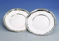 2 Platzteller, 835er Silber, deutsch, Gebr. KÜhn/SchwÄbisch GmÜnd, total ca. 890 g, D. ca. 28 cm, Wellenranddekor