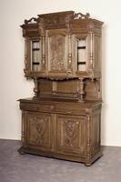 Buffetschrank, Frankreich, um 1900, Eiche massiv, hellbraun gebeizt, Unterteil zwei SchÜbe und 2-tÜrig, profilierte Ausarbeitungen mit floraler ...