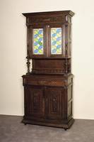 Buffetschrank, Frankreich, um 1900, Eiche massiv, mittelbraun, zweitÜriges Oberteil mit bunter Bleiverglasung in blau, grÜn und gelb, ...