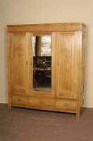 Kleiderschrank, deutsch, um 1900, Eiche und Fichte massiv, heller Beizton, große MitteltÜr mit facettiertem Spiegel, Sockelgeschoß mit drei ...