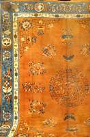 Peking, China, um 1900, Wolle auf Baumwolle ca. 383 x 310cm, Schätzwert: 5400.-, Ehz 3-4. Schöner Ölterer Chinese mit gedeckten Farben. Sehr ...
