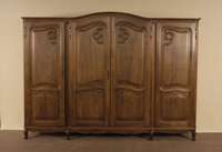 Kleiderschrank, deutsch, 50er/60er Jahre, Nußbaum massiv, Barockstil, 4-tÜriges MÖbel, florale Rocaillenschnitzerei, geschwungene ...