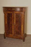 Vertiko, deutsch, um 1860/70, Korpus Weichholz, Nußbaum- bzw. Wurzelnußfurnier, z.T. gespiegelt, Ecken abgeplattet, aufgesetzte Schnitzerei aus ...