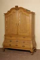 Barockschrank, Holland um 1830, Eiche massiv hell, Unterteil 5 SchÜbe in mehrfach bauchiger Form, seitlich und Front, KugelklauenfÜße, Oberteil ...