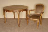 Tisch und 4 StÜhle, deutsch 60/70er Jahre, Nußbaum massiv und furniert, StÜhle profiliert , geschwungene Form, leichte florale Schnitzerei, ...