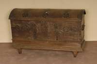Truhe, deutsch um 1800, Eiche massiv, Barock , sogenannte Runddeckeltruhe, mit schmiedeeisernen EisenbÄndern (ausgearbeitet), zwei ...