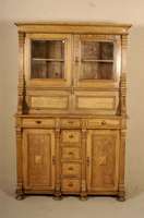 Aufsatzschrank, deutsch, um 1870, Eiche massiv, Unterteil mit 2 TÜren und 7 Schubladen , TÜren mit Flachschnitzereien, seitliche Lisenen gerieft, ...