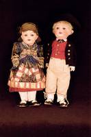 Puppenpaar, Heubach-KÖppelsdorf, um 1920, KÖpfe und GliederkÖrper Mischmasse, mit alter Tracht bekleidet, Junge: braune Schlaf- augen, blonde ...