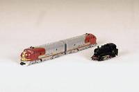 Amerikanische Diesellokomotive und ErgÄnzungsteil ohne Antreib, MÄrklin, 60er Jahre, Spur HO, Aufschrift "Santa Fe", Nr. 3060 (Lok) u. ...