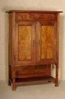 Vertiko, deutsch, um 1900/02, Nußbaum, auf Mahagoni gebeizt, FÜllungen Wurzelnußfurnier gespiegelt verlegt, TÜren und RÜcken auf Rahmen ...