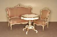 Salon, Frankreich, um 1900/10, nach dem Vorbild von 1750/60, Korpus Buche, weiß und gold gefaßt, altrosa SeidendamastbezÜge, diese z.T. ...