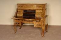 Aufsatzschreibtisch, sÜddeutsch/rheinisch, um 1750, Korpus Weichholz, Nußbaum- bzw. Wurzelnußfurnier, z.T. gespiegelt, Bandelwerk, geschweift, ...