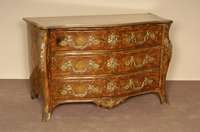 Prunkkommode, Frankreich, um 1750/60, Korpus Weichholz, 3-schÜbig, allseitig streng geschweift, Nußbaum- und Wurzelnußfurnier, mit verschiedenen ...