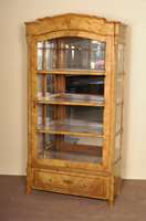 Vitrinenschrank, mitteldeutsch, um 1850/60, Korpus Weichholz, Kirschbaumfurnier, sogenanntes 2. Barock, auf Rahmen gearbeitet, Kopf geschweift ...