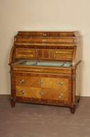 RollbÜro bzw. Aufsatzkommode, deutsch/rheinisch, um 1780/90, Korpus Weichholz, Bandintarsien, Nußbaum- und Kirschbaumfurnier, z.T. gespiegelt, ...