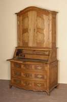 AufsatzsekretÄrschrank, Kurpfalz, um 1750, Eiche und Weichholz, Nußbaumfurnier, vollstÄndig auf Rahmen gearbeitet, Front geschweift, FÜllungen ...