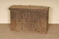 Dokumenten- bzw. Kleidertruhe, Indien, 2. HÄlfte 19. Jhd., Korpus Tropenholz, allseitig Eisenblech bzw. EisenbÄnder und -beschlÄge, Front mit ...
