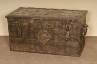 Geldtruhe, sÜddeutsch, um 1670/80, Korpus Eisenblech bzw. Eisen, allseitig breite EisenbÄnderung, z.T. vernietet, Schloß wohl 16-zÜgig, ...