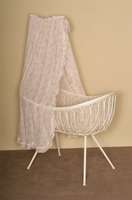 Wiege, deutsch, um 1950, Thonetstil, weiß gefaßt, rohrfÖrmige Beine, Rattan, korbgeflochten, Gebrauchsspuren, ca. 146x101x55 cm
