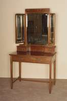 Schminktisch, deutsch, um 1900, Mahgoni massiv, Mahgonifurnier, z.T. gespiegelt, eckige Beine, unten mit 2 Schubladen, Spiegelaufsatz verstellbar, ...