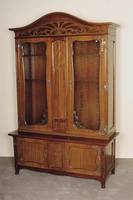 BÜcherschrank, deutsch, um 1900, Korpus Weichholz, Mahagonifurnier, Unterteil mit 2 kleinen TÜren, dekoriert, mit typischen Jugendstilelementen, ...