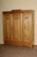 Gaderobenschrank, Flandern, um 1880, Eiche massiv, 3-tÜrig, im Oberteil mit Flachschnitzereien, Kopfleiste 4-fach gestuft, unten mit Schubladen, ...