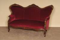 Sofa, deutsch, um 1860, Mahagoni massiv, gebogene FÜße mit Hohlkehlung, gebogener RÜcken mit geschnitzten BekrÖnungen, Blumenmotiv, roter ...