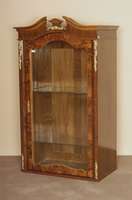 Aufsatz von einer Dresdner Kommode, um 1870, Wurzelholzfurnier, gebogener Kopf, leicht abgeschrÄgte Ecken, mit Messingapplikationen, ...