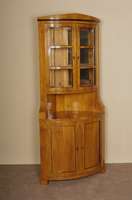 Eckschrank, im Biedermeierstil, Kirschbaum massiv, nach dem Vorbild von 1820/30, unter Verwendung alter Teile, Oberteil verglast, z.T. schwarz ...