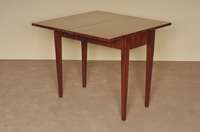 Spieltisch, deutsch, um 1820/30, Biedermeier, Mahagoni massiv, eckige konische Beine, Platte drehbar, als 4-eckiger Tisch aufklappbar, restauriert ...